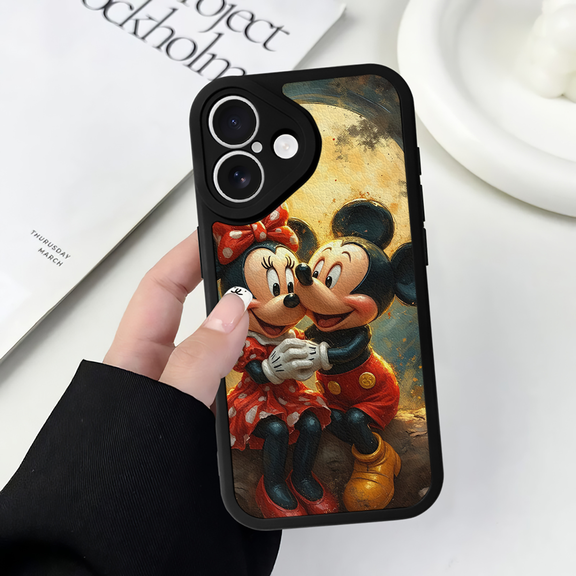 （画像用） ミッキーマウス Mickey Mouse 【iPhone 16シリーズ対応】シリコンスマホケース（レザー調） 材質：シリコン